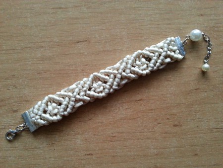 /products/bezovy-naramok-s-plastickym-vzorom/